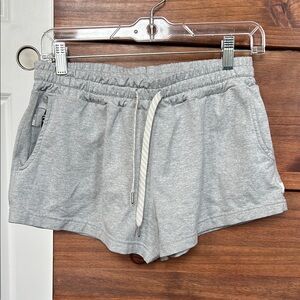 Vuori Halo Performance Shorts - Pale grey heather - size Small